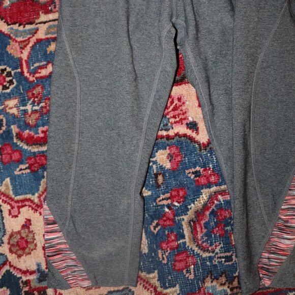 Cropped Athleisure tights. - Picture 2 of 4